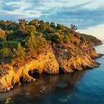 Kamari Hotel Potos