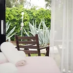 Kamari Hotel Potos
