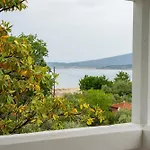 Kamari Hotel Potos